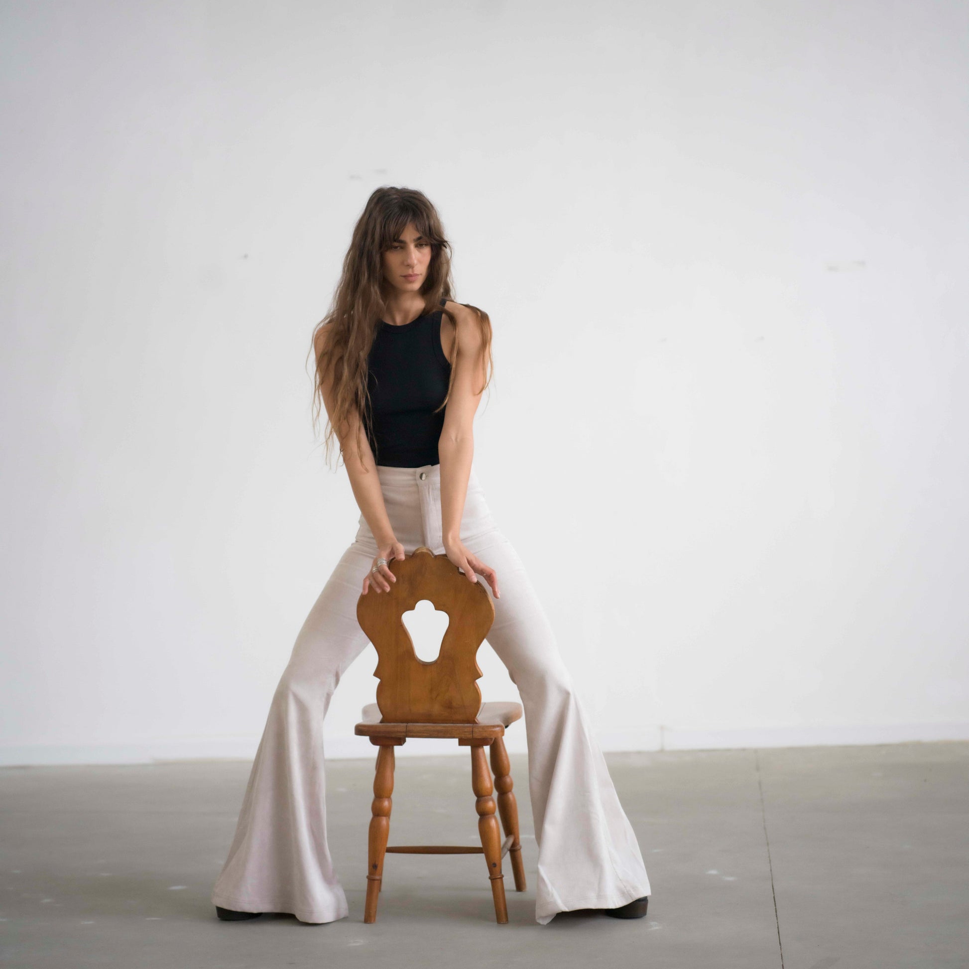 SIMIS The Holly Cord Flares in Off-White – a pair of elegant off-white corduroy flare pants with a high waist and elongating cut, perfect for a sleek and sophisticated look.