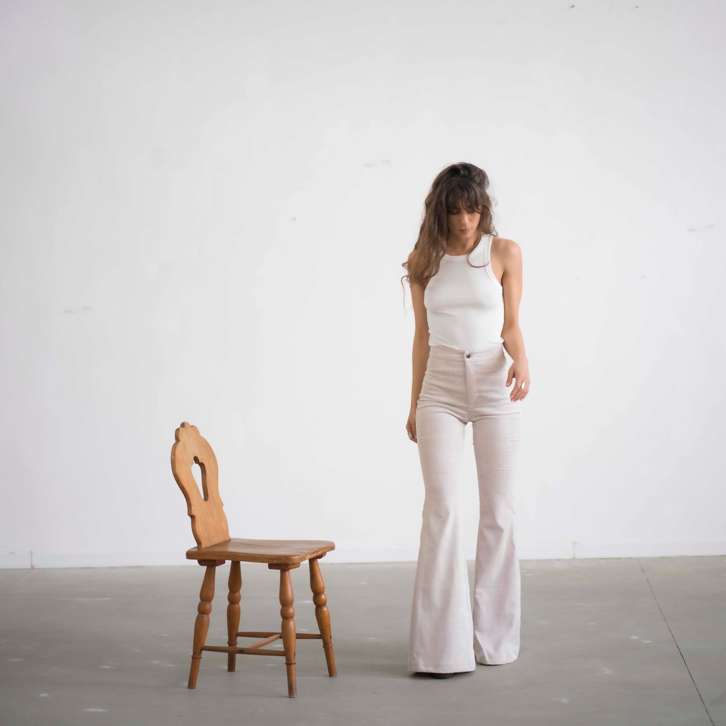 SIMIS The Holly Cord Flares in Off-White – a pair of elegant off-white corduroy flare pants with a high waist and elongating cut, perfect for a sleek and sophisticated look.