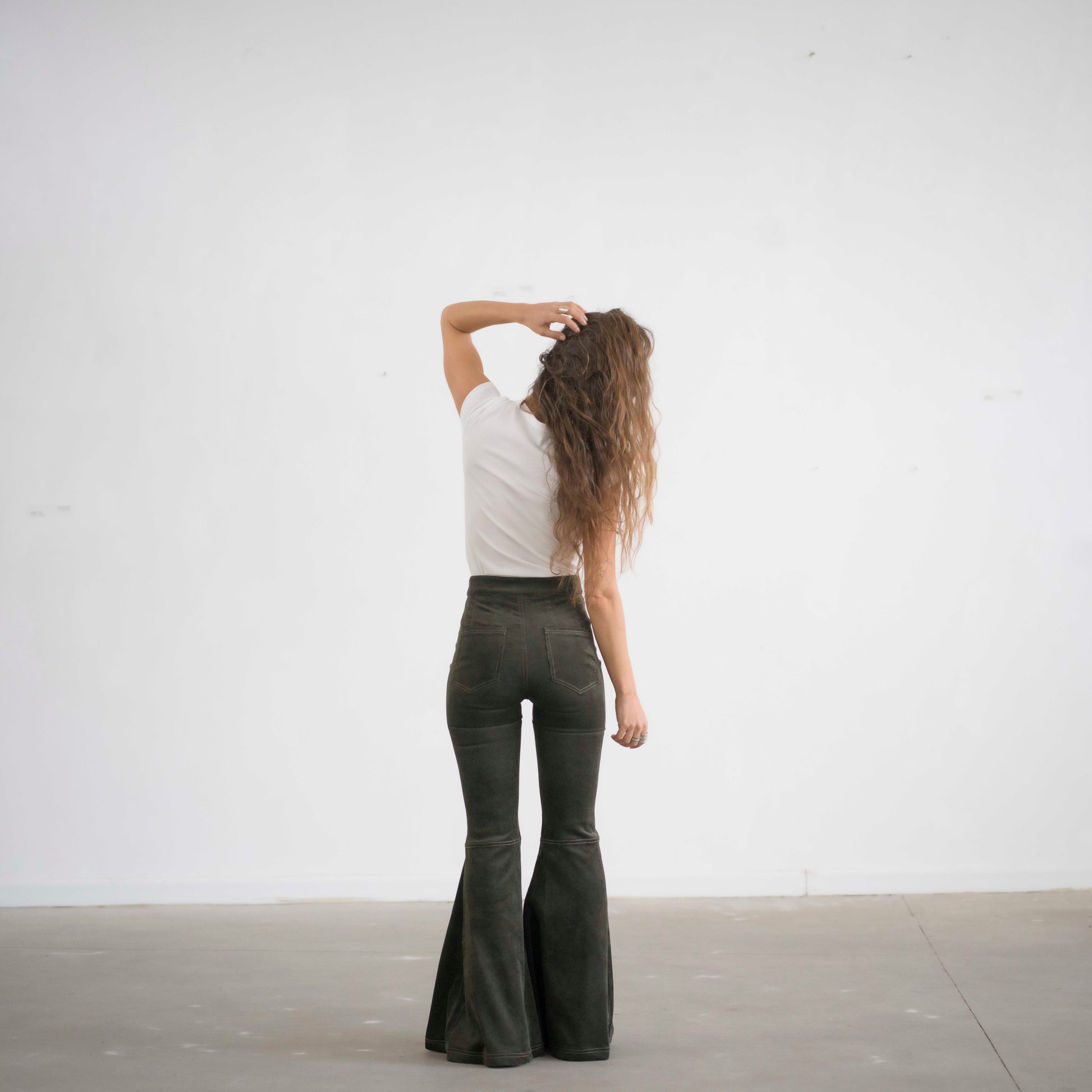 SIMIS The Holly Cord Flares in Olive – trendy olive-green corduroy bell-bottom pants with a structured waist and flowing flare for a relaxed yet refined look.