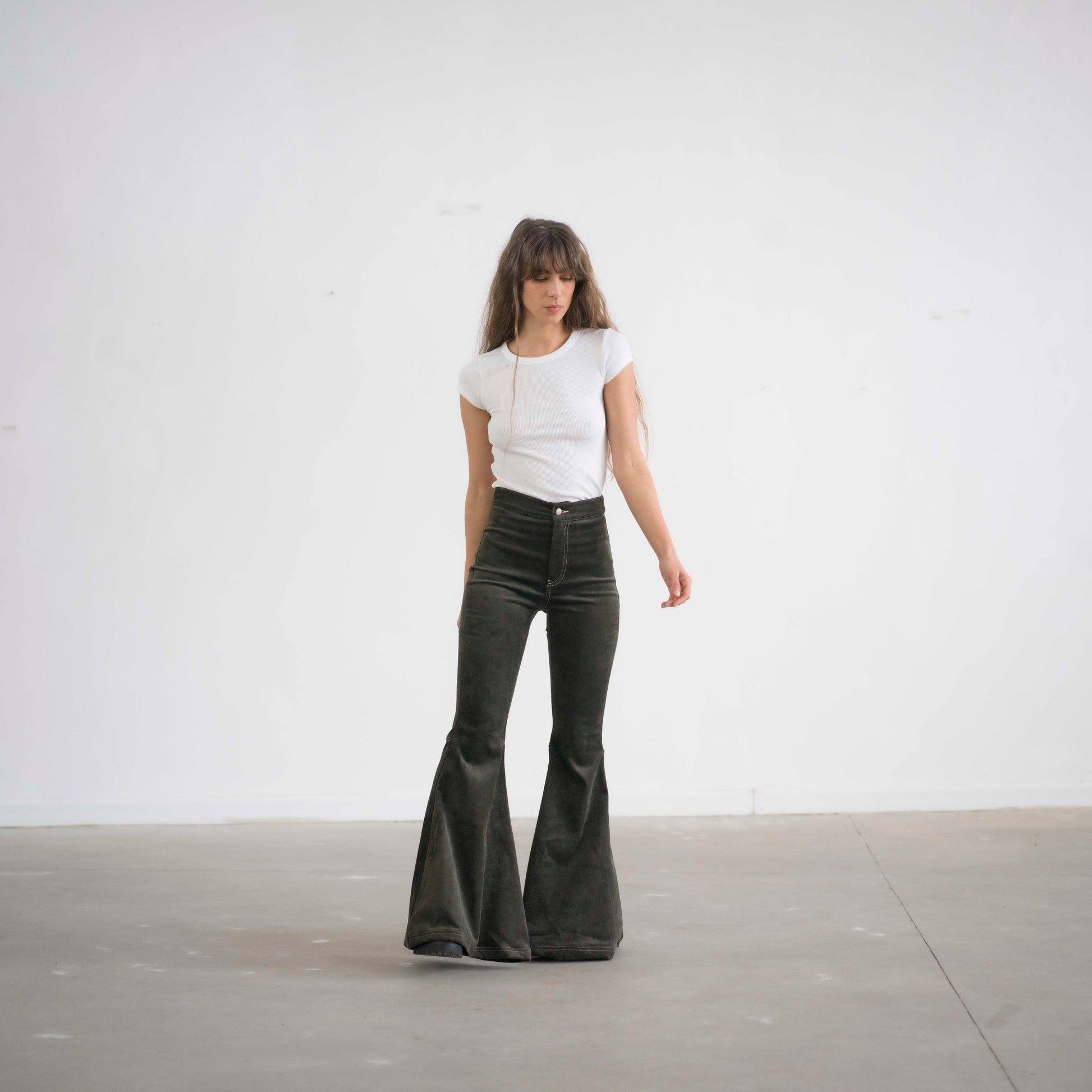 SIMIS The Holly Cord Flares in Olive – trendy olive-green corduroy bell-bottom pants with a structured waist and flowing flare for a relaxed yet refined look.